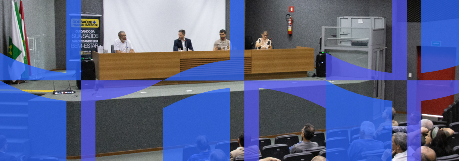 Pessoas em um auditório discutindo